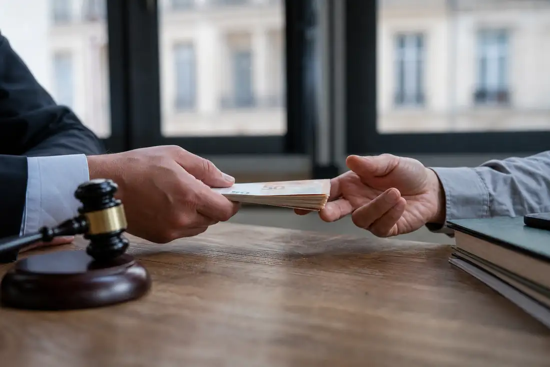 Victimes d’un agent immobilier malhonnête, ils obtiennent 61 000 euros en indemnisation grâce à des poursuites pour dol