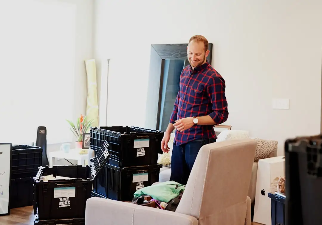 Dossier de modification d’entreprise sur un bureau devant des immeubles contemporains de Haute-Savoie.
