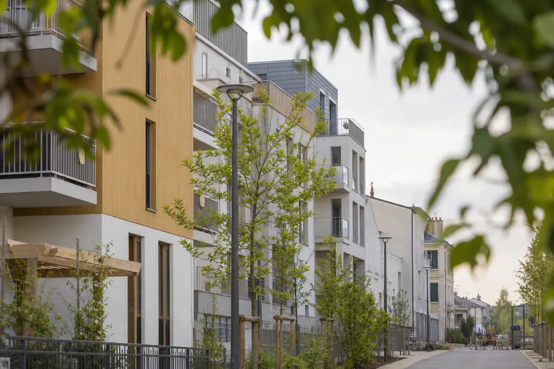 Immeuble résidentiel contemporain mêlant structure bois, façades minérales et balcons dans un quartier angevin.