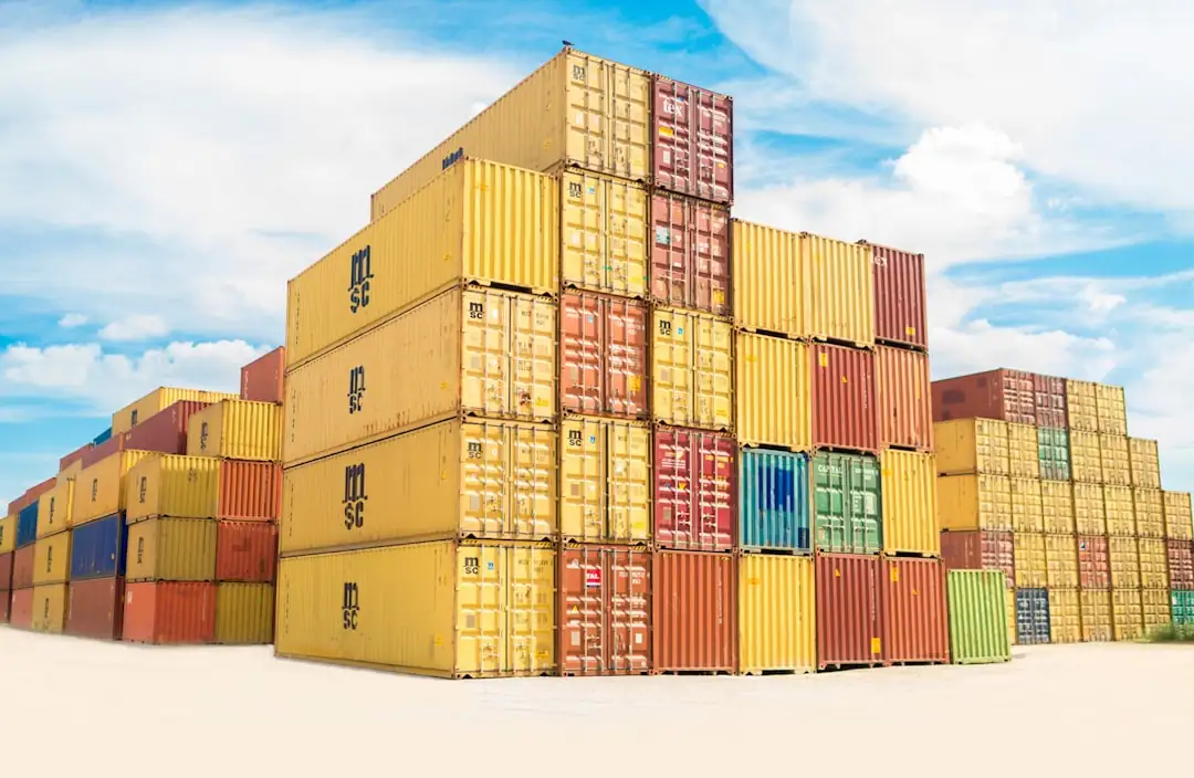 Entrepôt logistique récent avec quais de chargement, semi-remorques et panneaux solaires en périphérie urbaine.