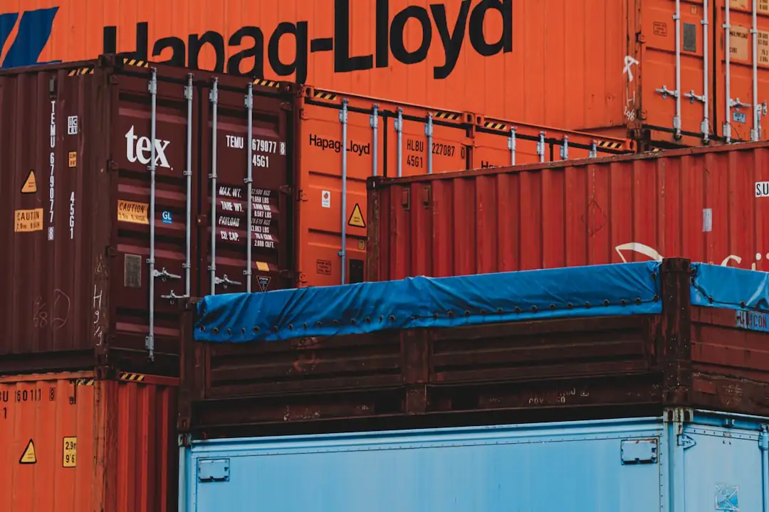 Entrepôt logistique neuf avec quais de chargement et cour poids lourds avant son occupation locative.