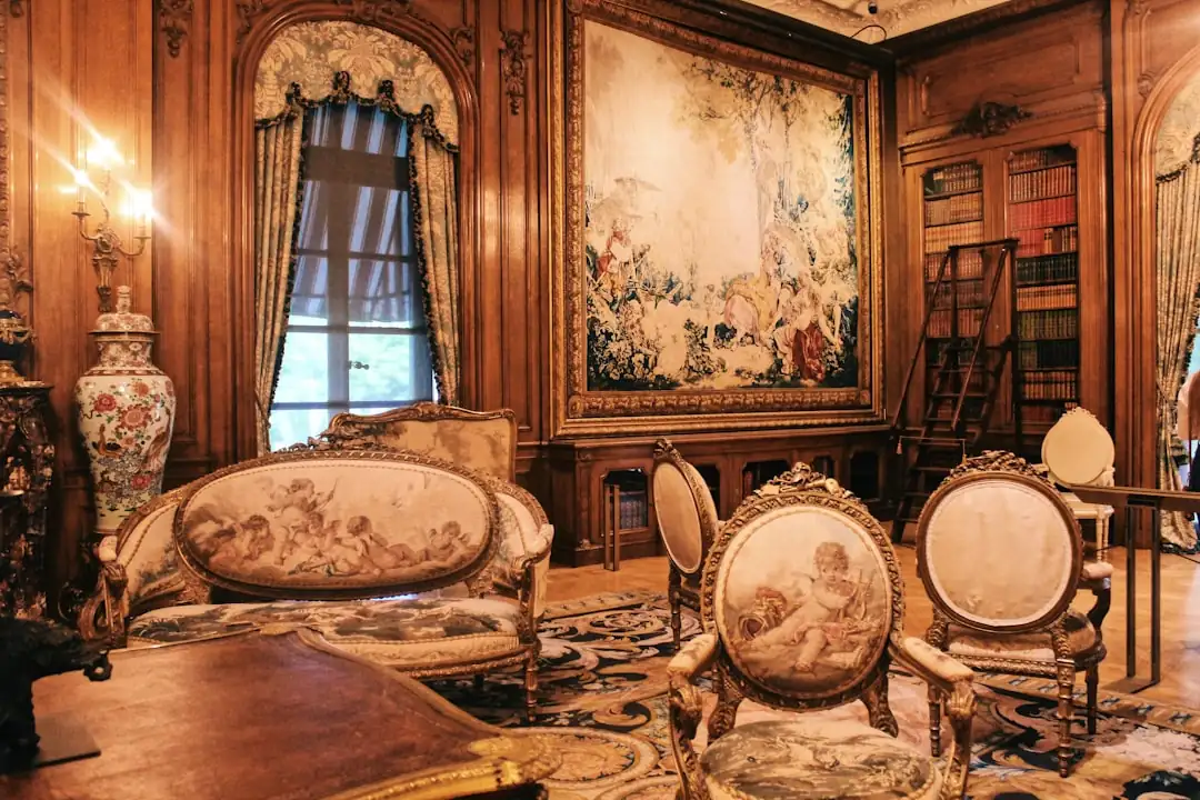 Hall contemporain d’une résidence haut de gamme américaine avec baies vitrées, pierre claire et mobilier design.