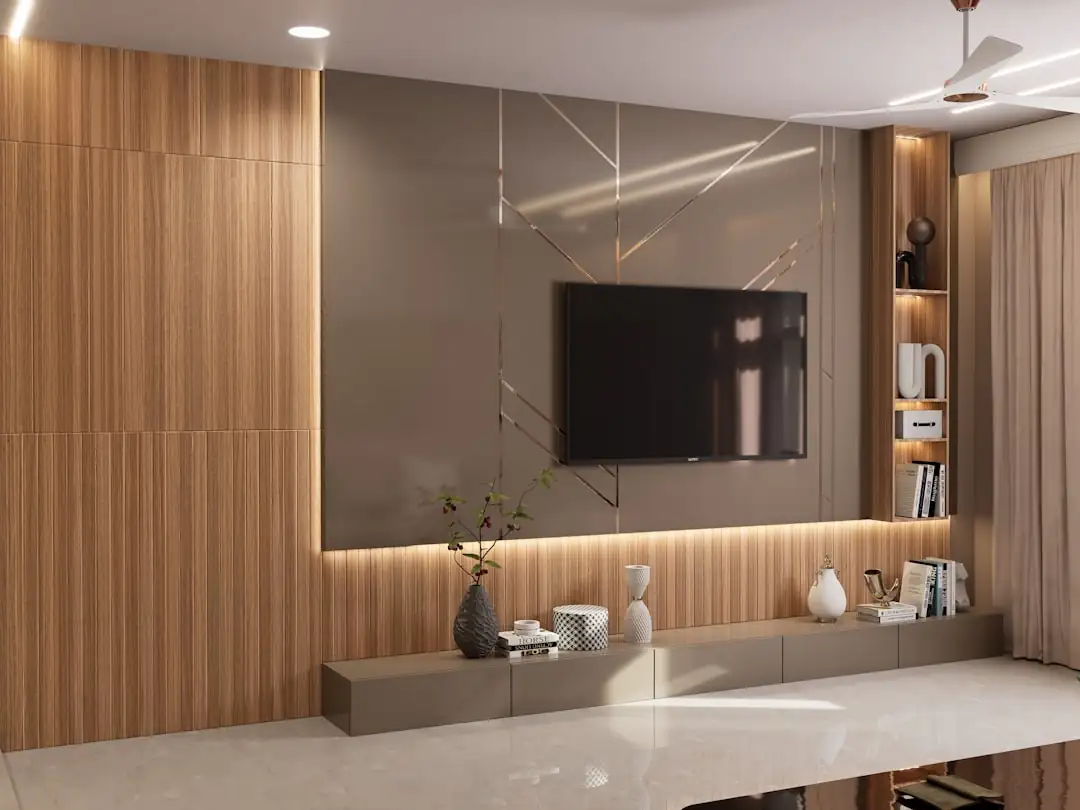 Intérieur exigu d’une chambre louée avec lit, kitchenette compacte et fenêtre dans un immeuble urbain français.