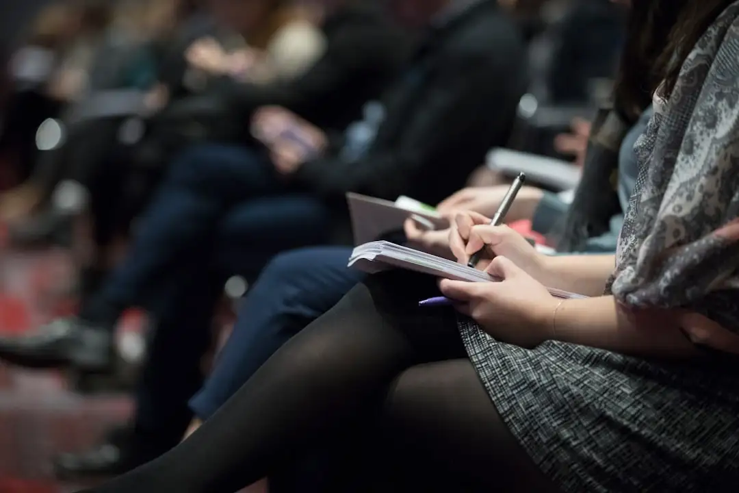Table de réunion avec documents financiers et procurations devant les immeubles d’un quartier d’affaires.